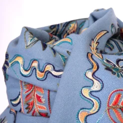 Echarpe bleu clair brodée rouge Lindsay 70x180cm Mixte BURTON OF LONDON