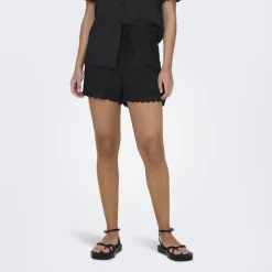 Short noir avec dentelle et poches latérales Femme JDY