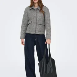 Veste courte sanne bouclée avec poches Femme ONLY